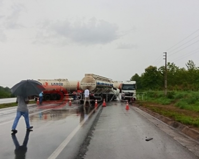 Coliso entre carretas-tanque bloqueia BR-364 em Rosrio Oeste e mobiliza equipes de emergncia