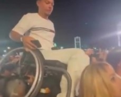 Amigos erguem jovem em cadeira de rodas para que ele assista ao show de Nathanzinho em Cuiab�(Video)