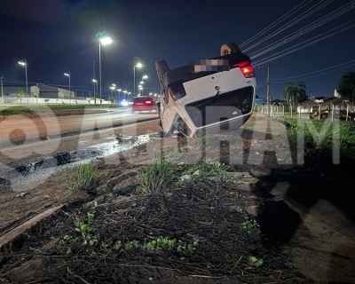 Capotamento na BR-364 deixa um ferido grave e outro ocupante foge ap�s acidente em ponte