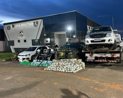 For�as de seguran�a apreendem 376 quilos de drogas e quatro armas de fogo; preju�zo ao crime de R$ 5 milh�es