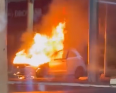 Carro pega fogo e � destru�do por chamas na Fernando Corr�a, em Cuiab�