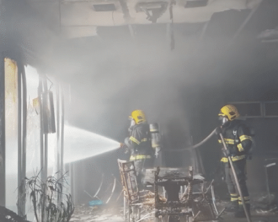 Bombeiros combatem inc�ndio que destruiu �rea gourmet de casa em Sorriso