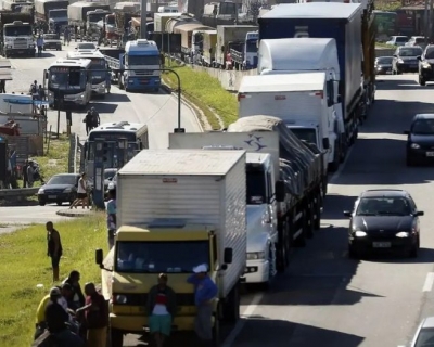Caminhoneiros organizam nova paralisao nacional com foco em pautas trabalhistas