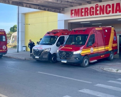 Bombeiros militares socorrem criana de sete anos que sofreu ferimentos aps exploso de bombinha