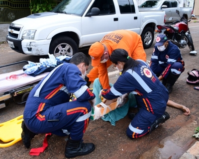 Mulher fica ferida aps coliso entre carro e moto no Monte Lbano, em Rondonpolis