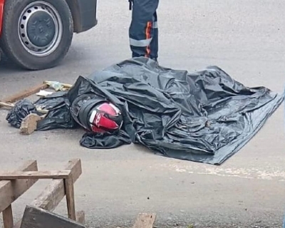 Mulher morre em coliso com caminho e motorista foge sem prestar socorro