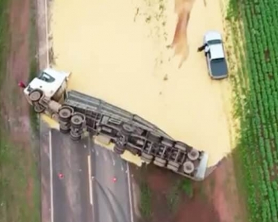 Carreta carregada com soja tomba e bloqueia trecho da BR-163