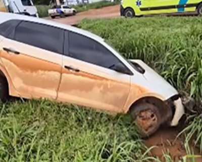 Carro cai em vala aps motorista ser fechado na BR-163, em Sinop