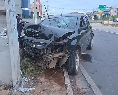 Motorista morre aps perder controle e bater em poste