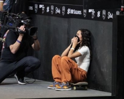 Aos 17 anos, Rayssa Leal domina final da SLS e se torna tetracampe�