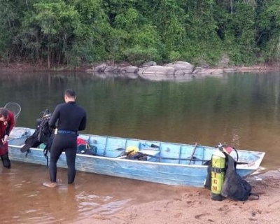 Bombeiros resgatam homem que ficou preso em �rea isolada no Rio Teles Pires(V�deo)