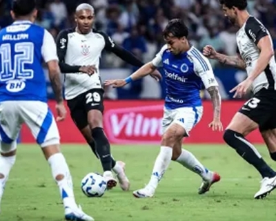 Memphis marca e Corinthians supera Cruzeiro na primeira partida da semifinal