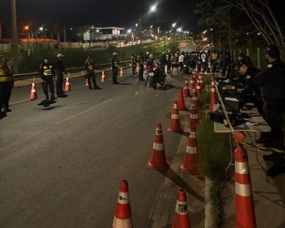 Opera��o Lei Seca termina com captura de foragido da Justi�a e remo��o de 52 motos em Cuiab�