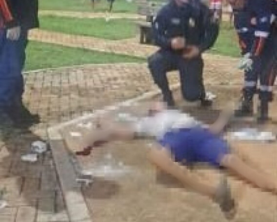 Homem � surpreendido e morto a tiros em pra�a p�blica