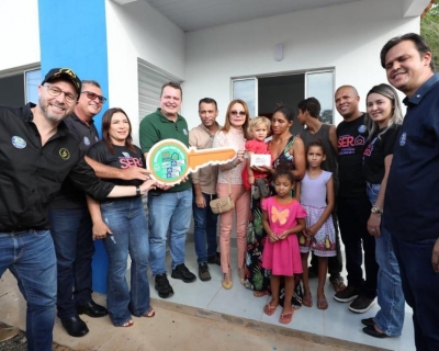 Primeira-dama de MT entrega casas gratuitas do SER Fam�lia Habita��o para 10 fam�lias em S�o Pedro da Cipa