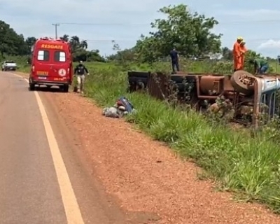 Caminh�o boiadeiro tomba em curva da BR-174B entre Pontes e Lacerda e Vila Bela(V�deo)