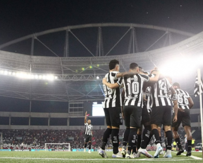 Botafogo goleia o Flamengo e reassume a liderana do Brasileiro