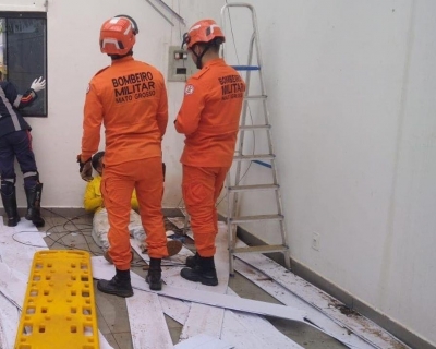 Bombeiros militares socorrem jovem de 17 anos que sofreu descarga el�trica e caiu de escada