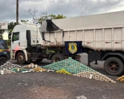Caminh�o � flagrado com mais de 360 tabletes de drogas escondidos em carga no Trevo do Lagarto