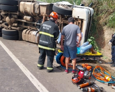 Corpo de Bombeiros socorre v�timas ap�s carreta que transportava carne tombar em rodovia