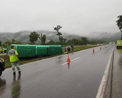 Acidente entre �nibus e ve�culo de carga deixa 17 feridos em trecho da BR-364(V�deo)