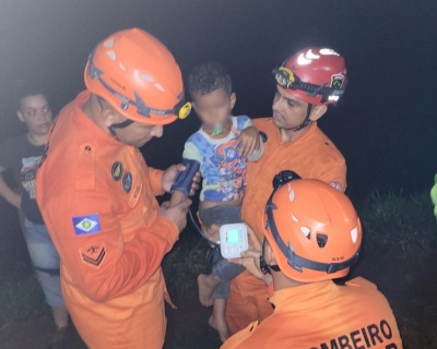 Corpo de Bombeiros localiza crian�a de quatro anos que desapareceu em �rea de mata