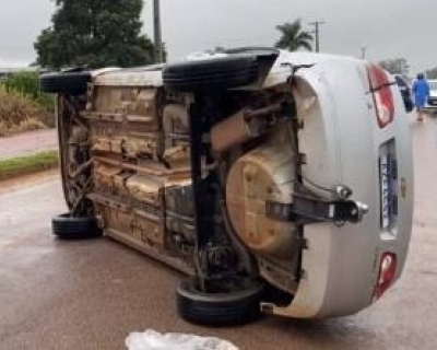 Carro capota ap�s motorista tentar desviar de buraco sob chuva na MT-220, em Sinop(V�deo)