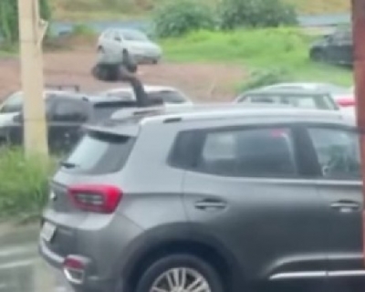 Briga de tr�nsito termina em troca de socos em avenida de Cuiab�(V�deo)