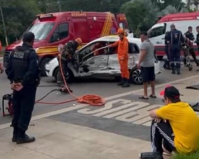 Motorista fica preso �s ferragens ap�s batida grave em avenida de Cuiab�(V�deo)