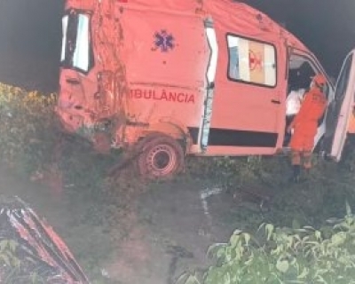 Ambul�ncia capota na MT-242 durante transfer�ncia e idosa morre no norte de MT(V�deo)