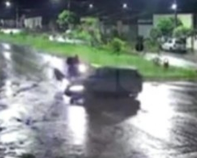 C�mera registra colis�o entre carro e moto e deixa motociclista gravemente ferido em Rondon�polis(V�deo)