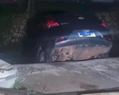 Motorista perde controle e carro cai em c�rrego no bairro S�o Mateus, em Cuiab�(V�deo)