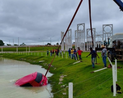 Corpo de Bombeiros Militar faz retirada de carro que caiu em lago