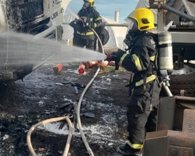 Chamas destroem ve�culos em inc�ndio no p�tio de construtora em Sinop