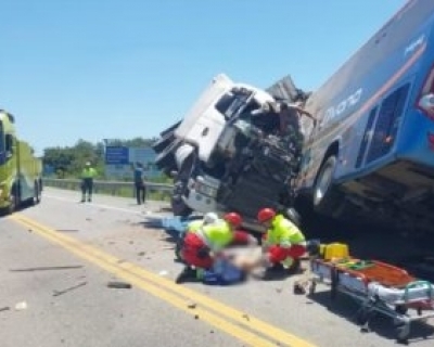 Colis�o entre caminh�o e �nibus deixa seis mortos na BR-116