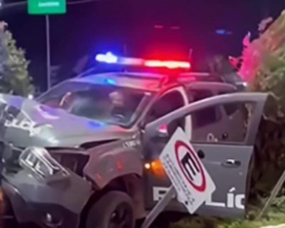 Colis�o em rotat�ria deixa policiais feridos e viatura destru�da