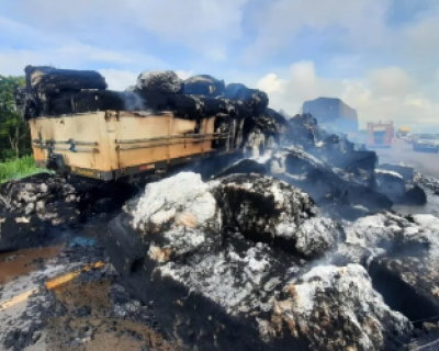 Inc�ndio em carreta com pluma de algod�o provoca interdi��o parcial da BR-163