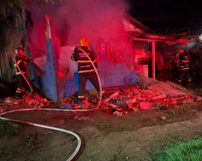 Corpo de Bombeiros Militar combate inc�ndio em resid�ncia