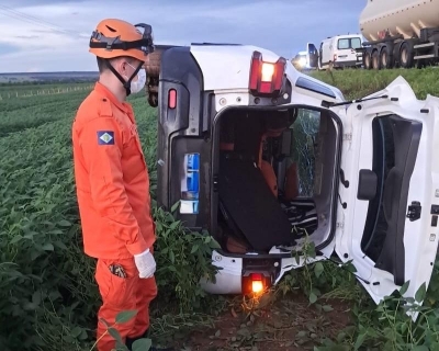 Bombeiros militares resgatam v�timas que ficaram presas em carro ap�s capotamento em rodovia