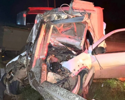 Motorista � fechado, perde controle e bate em guard-rail na BR-163