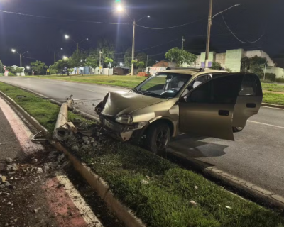 Motorista sem CNH � preso ap�s colidir carro contra poste em V�rzea Grande