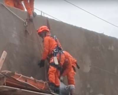Trabalhador morre eletrocutado e Bombeiros fazem retirada do corpo em altura em Rondon�polis(V�deo)