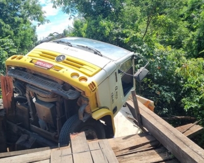 Caminh�o cai de ponte de madeira em Rondon�polis e deixa motorista ferido