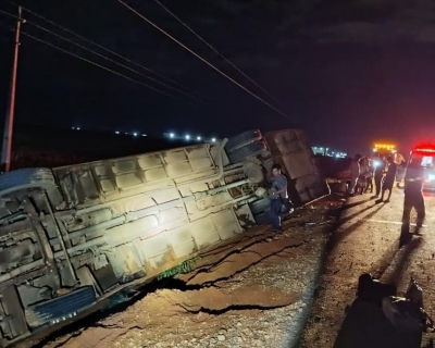 �nibus com passageiros tomba na BR-163 e deixa feridos