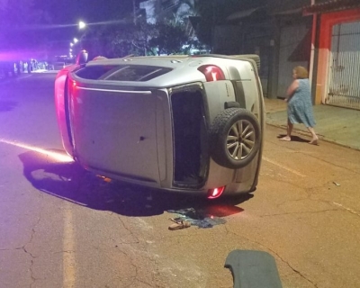 Embriagado e sem CNH, jovem bate em carro estacionado e capota ve�culo em Rondon�polis