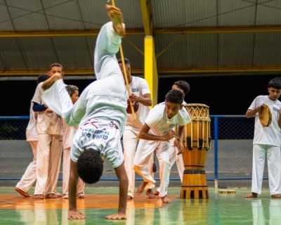 Projeto Ginga que Transforma leva capoeira a comunidades perif�ricas de Poxor�u