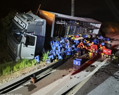 Caminh�o tomba �s margens da BR-163 e espalha carga de cerveja em Sorriso