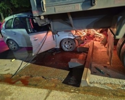 Carro se choca contra carreta estacionada e deixa tr�s feridos em Alta Floresta