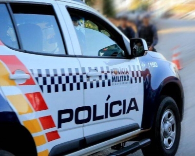 Dupla espalha drogas durante fuga, bate carro e acaba presa em Sinop