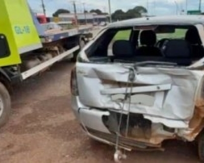 Batida entre dois carros e carreta na BR-163 causa p�nico e deixa mulher passa mal